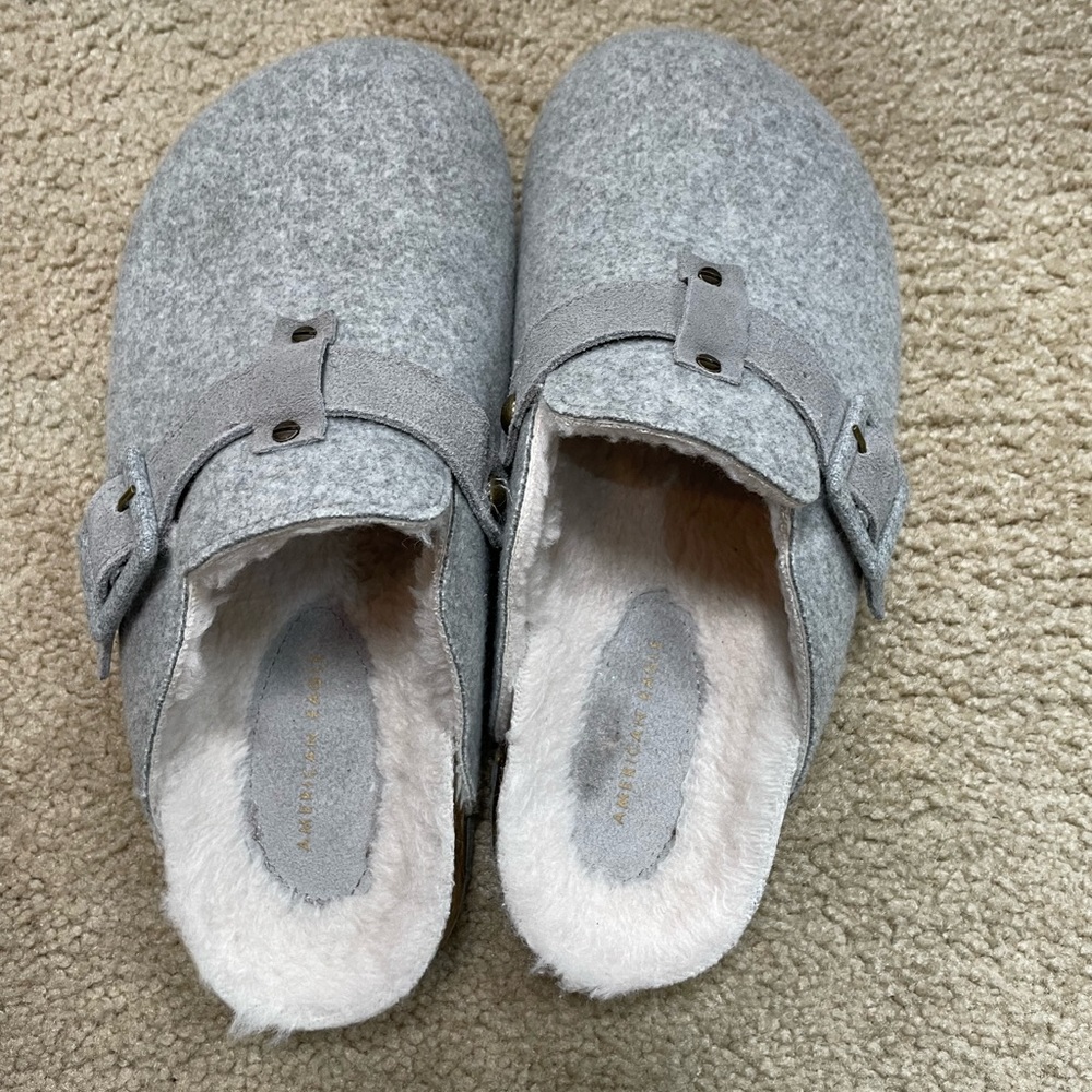 American Eagle “Sherpa” lined gray felt clogs, size 7